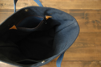 倉敷帆布バケット＜ブルー×ブラック＞のファスナー吊りポケット