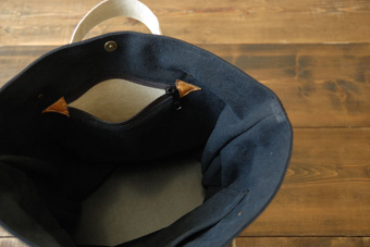 倉敷帆布バケット＜サンドベージュ×ブラック＞のファスナー吊りポケット