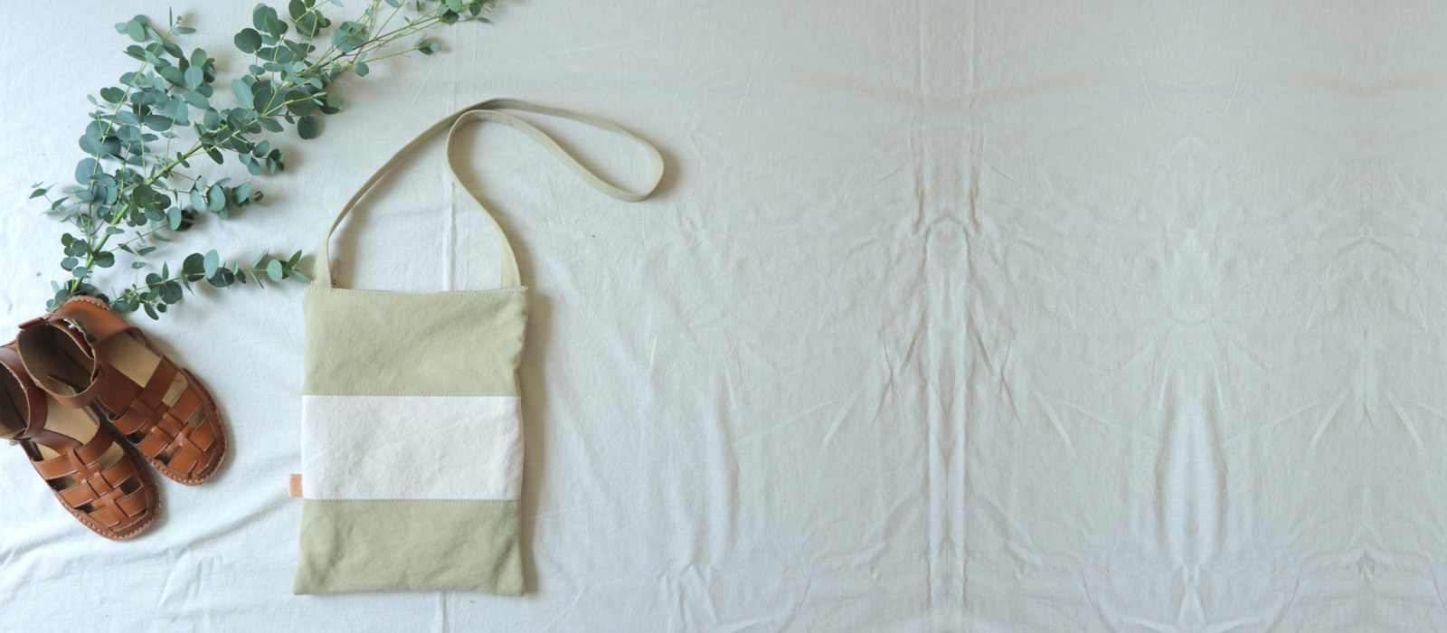 A4サイズのぺたんこショルダーバッグ＜キナリ×サンドベージュ＊倉敷帆布使用＞