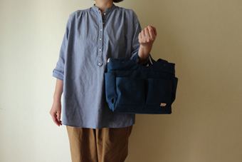 倉敷帆布多ポケット2Way肩掛けトートバッグの手持ち使用例2