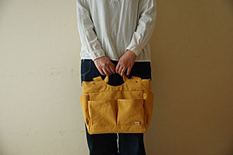 倉敷帆布多ポケット2Way肩掛けトートバッグの手持ち使用例1